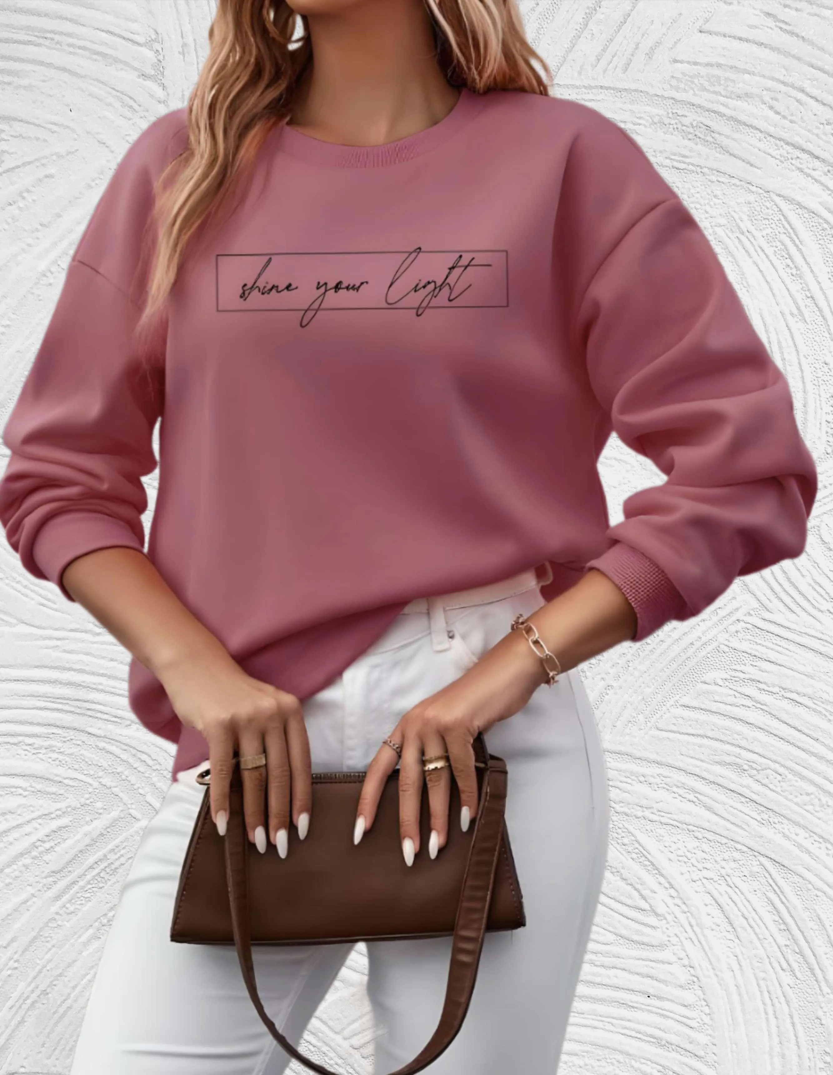 Heidi-Mode Übergroßer Pullover mit Rundhalsausschnitt und „share your light“-Aufdruck auf der Vorderseite