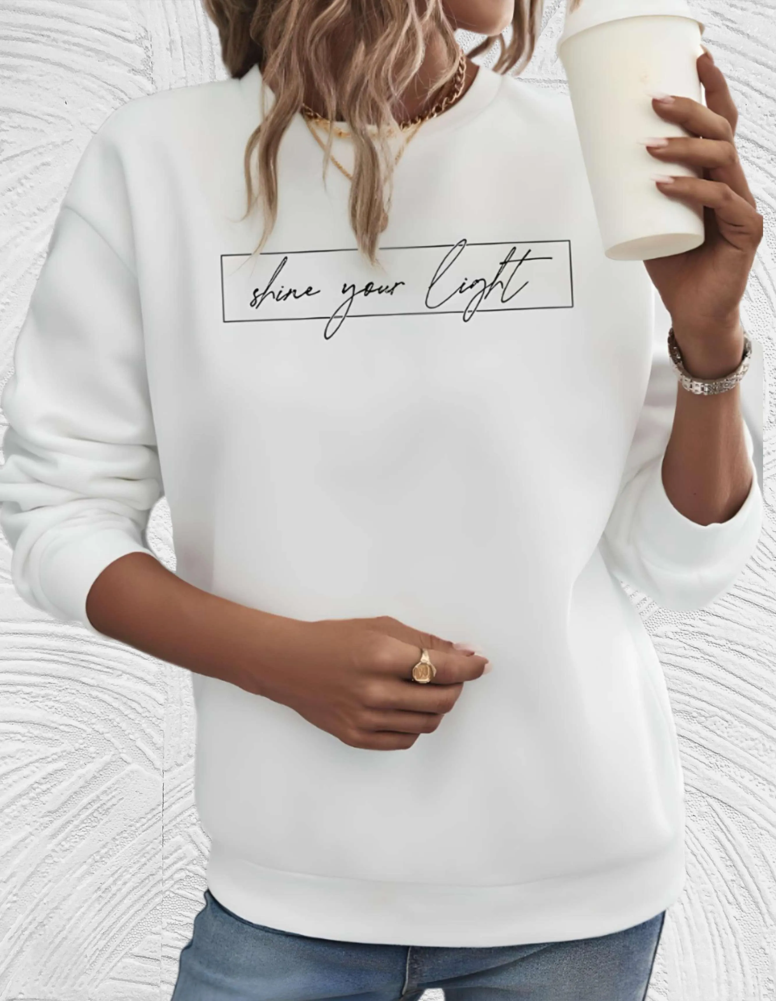 Heidi-Mode Übergroßer Pullover mit Rundhalsausschnitt und „share your light“-Aufdruck auf der Vorderseite