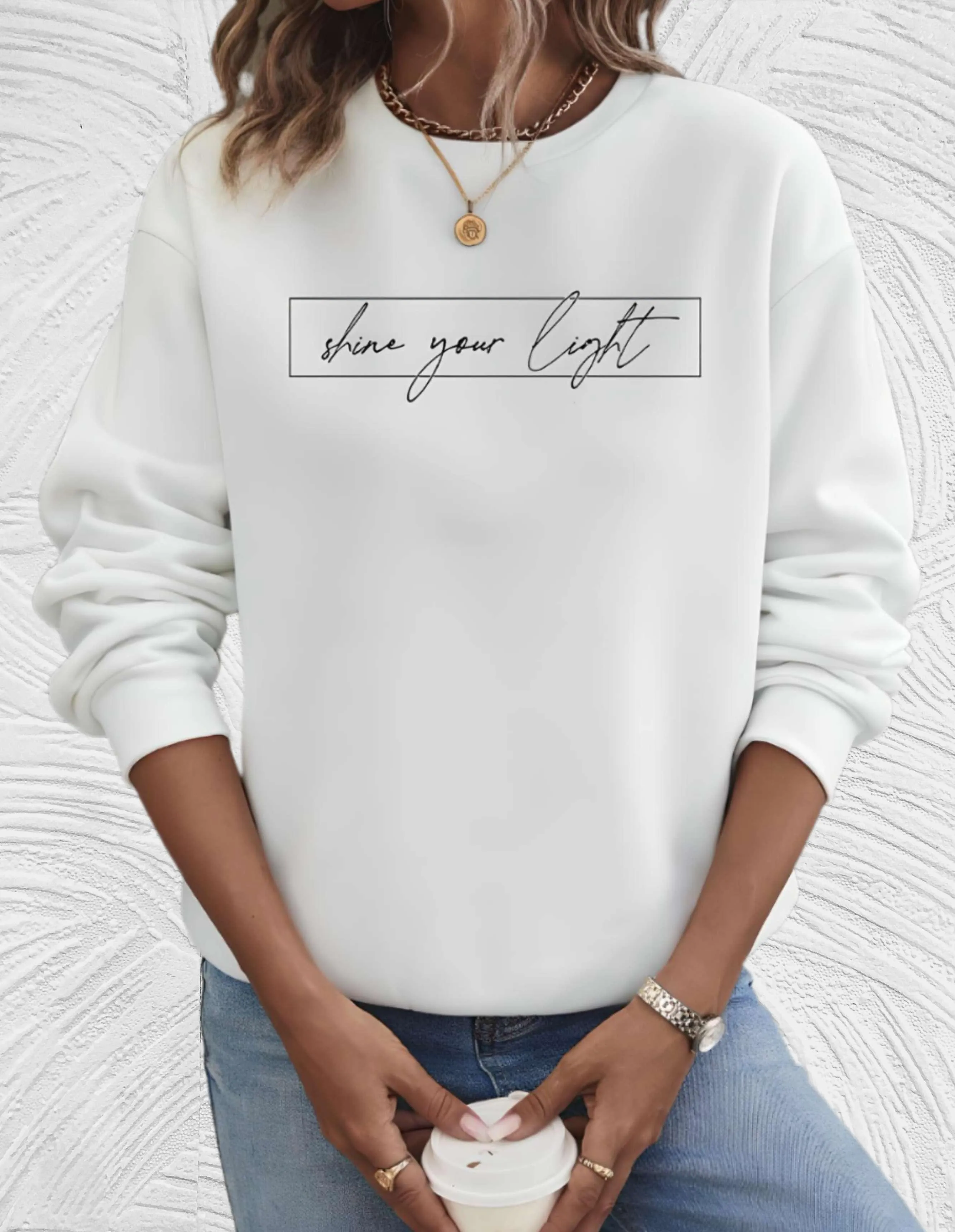 Heidi-Mode Übergroßer Pullover mit Rundhalsausschnitt und „share your light“-Aufdruck auf der Vorderseite