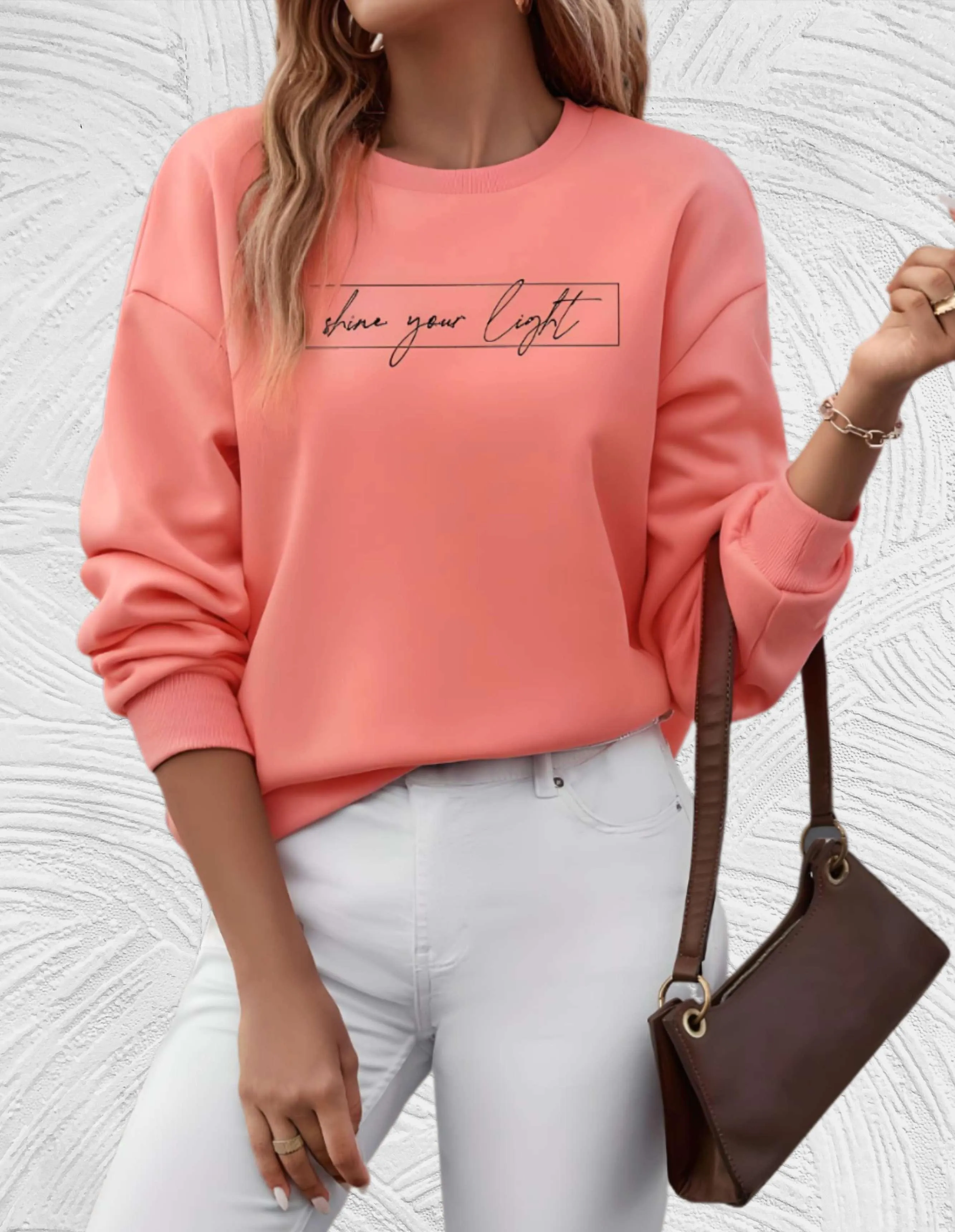 Heidi-Mode Übergroßer Pullover mit Rundhalsausschnitt und „share your light“-Aufdruck auf der Vorderseite