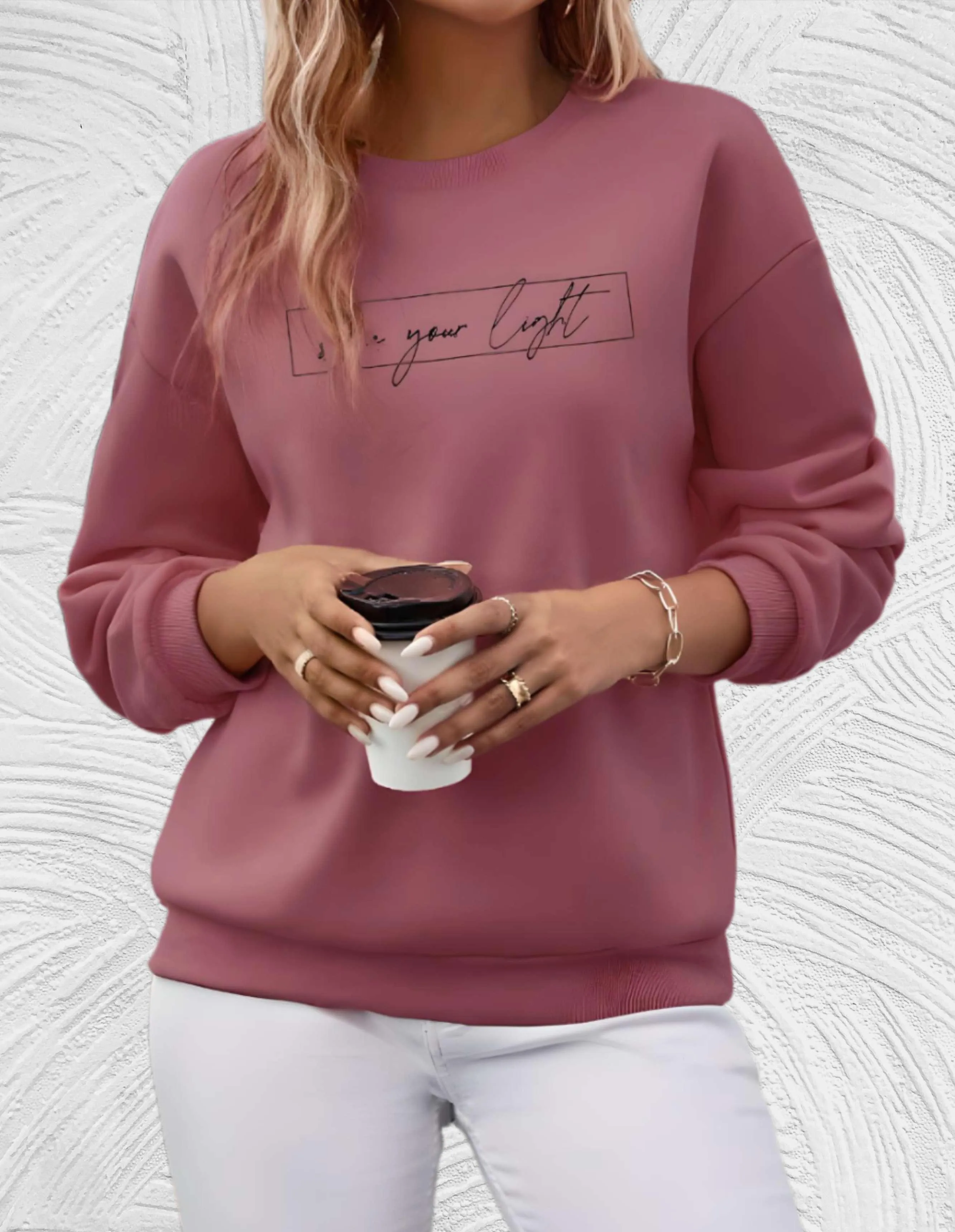 Heidi-Mode Übergroßer Pullover mit Rundhalsausschnitt und „share your light“-Aufdruck auf der Vorderseite